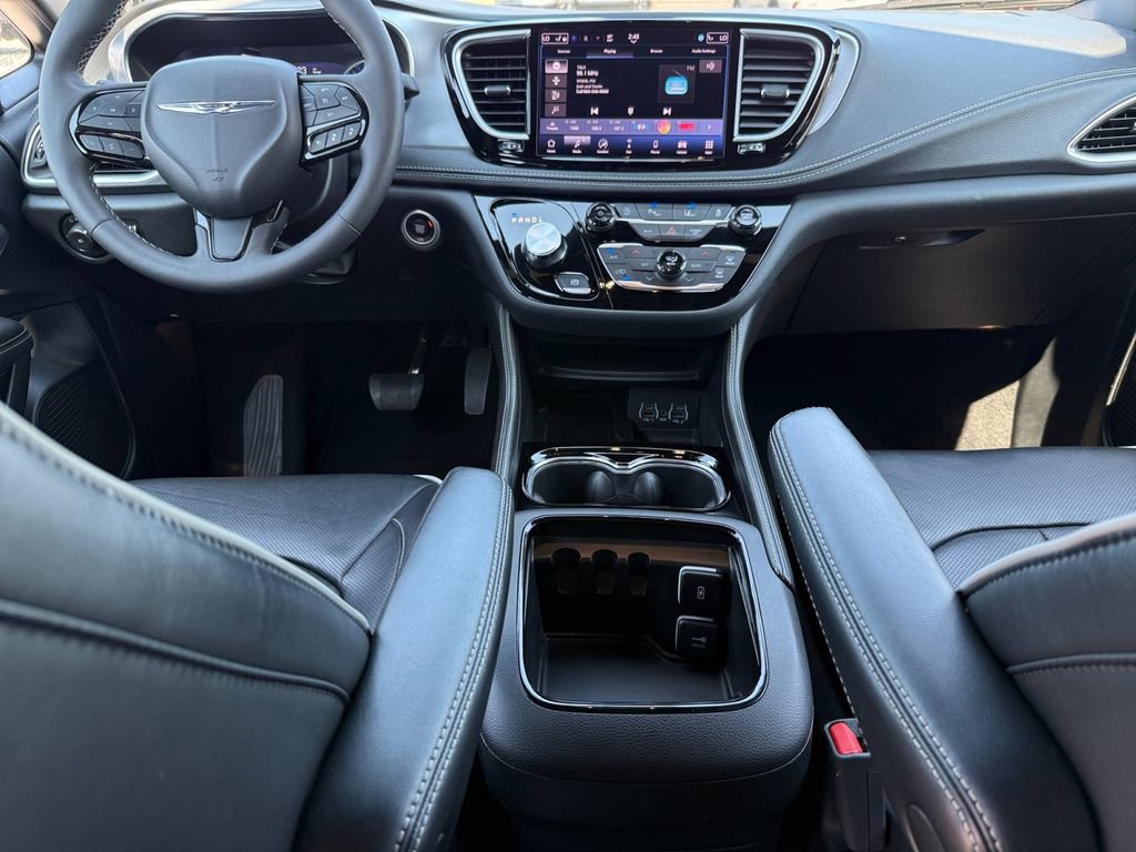 Used 2025 Chrysler Pacifica Limited FWD image 14