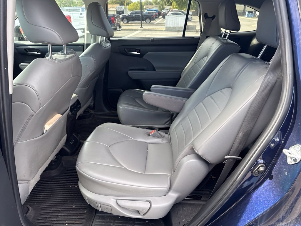 Used 2022 Toyota Highlander XLE AWD/4WD image 14