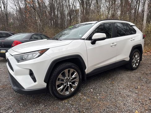 Used 2019 Toyota RAV4 XLE Premium image 5
