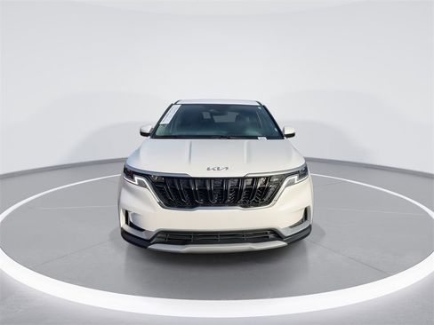 Used 2024 Kia Carnival LX image 3