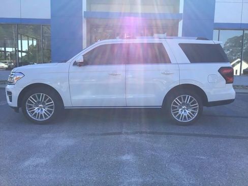 Used 2024 Ford Expedition Limited RWD image 2