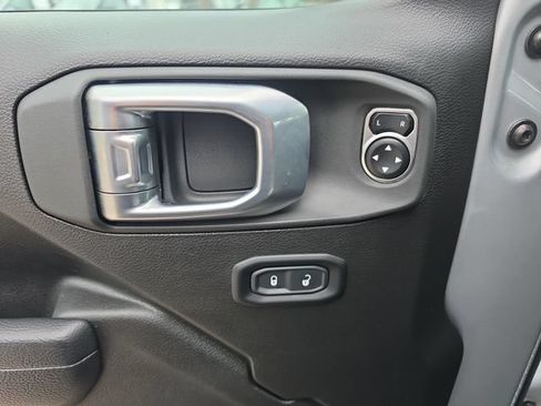Used 2024 Jeep Gladiator Mojave w/ Technology Group AWD/4WD image 17