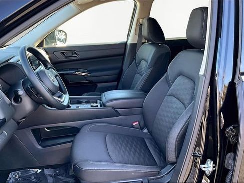 Used 2024 Nissan Pathfinder S image 15