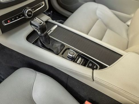 Used 2020 Volvo XC90 T5 Momentum FWD image 11