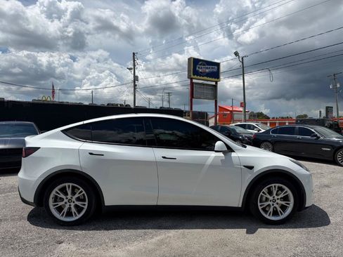 Used 2021 Tesla Model Y 2WD image 4