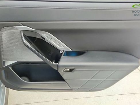 Used 2024 BMW 740i xDrive w/ Premium Package image 29