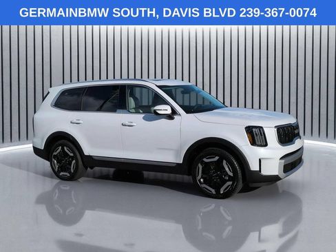 Used 2025 Kia Telluride EX w/ EX Captain's Chair Package AWD/4WD image 3