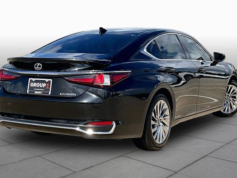 Used 2021 Lexus ES 300h Ultra Luxury w/ Accessory Package 2 FWD image 13