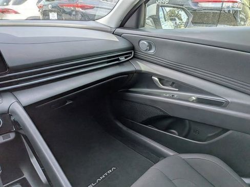 Certified 2025 Hyundai Elantra SEL FWD image 16