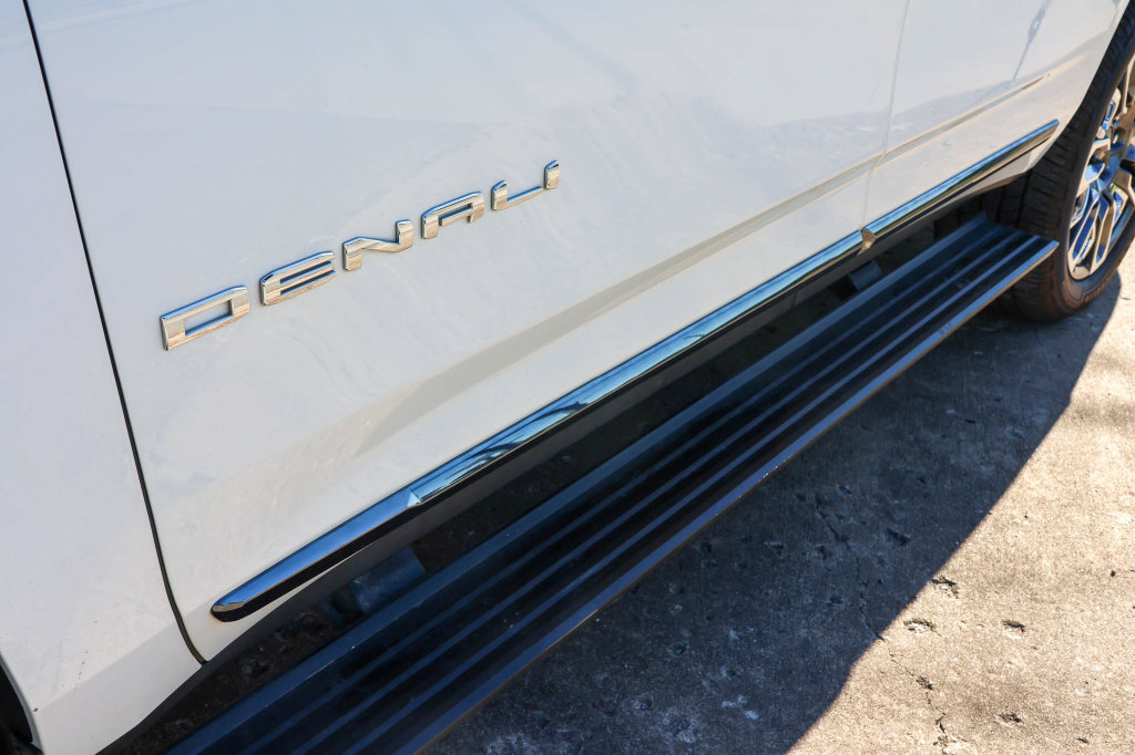Used 2023 GMC Yukon Denali Ultimate AWD/4WD image 8