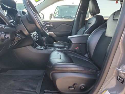 Used 2021 Jeep Cherokee Latitude Plus w/ Mopar Interior Package FWD image 17