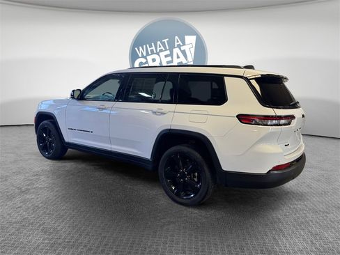 Used 2023 Jeep Grand Cherokee L Laredo image 6