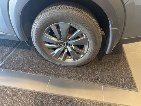 Used 2024 Nissan Pathfinder SV image 14