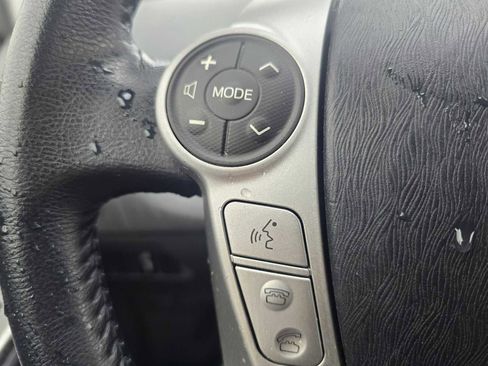 Used 2014 Toyota Prius V Five image 31