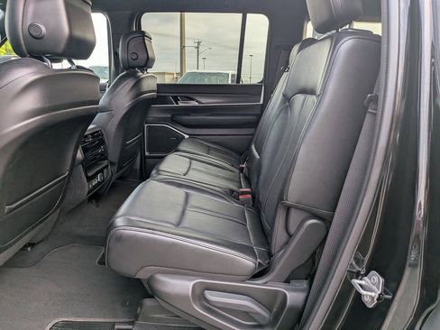 Used 2024 Jeep Wagoneer Series II w/ Flexible Seating Group AWD/4WD image 14
