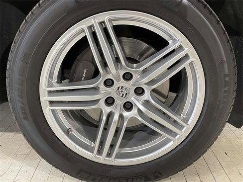 Used 2018 Porsche Macan image 14