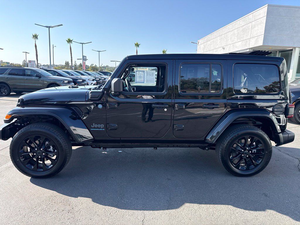 Certified 2025 Jeep Wrangler Unlimited Sahara w/ Safety Group AWD/4WD image 4