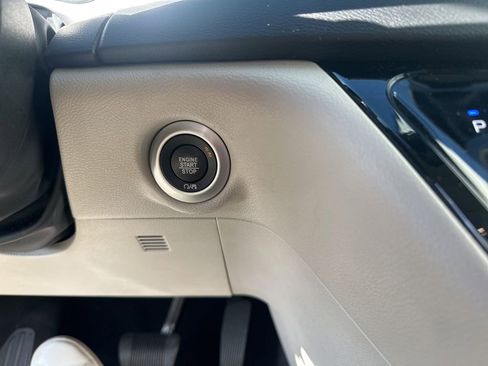 Used 2023 Chrysler Pacifica Touring-L image 21