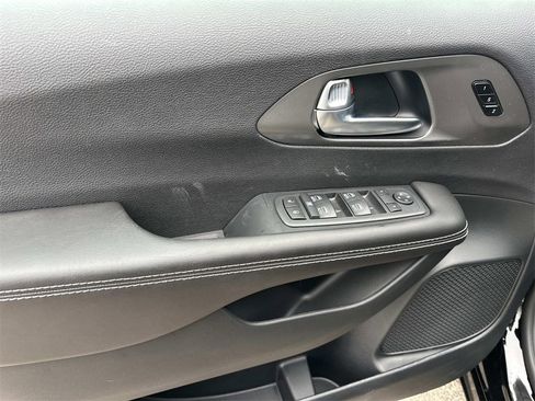 New 2026 Chrysler Pacifica Select image 13