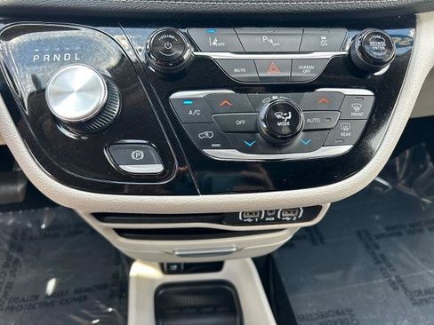 Used 2023 Chrysler Pacifica Touring-L FWD image 29