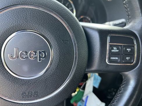 Used 2015 Jeep Wrangler Unlimited Rubicon w/ Connectivity Group AWD/4WD image 28
