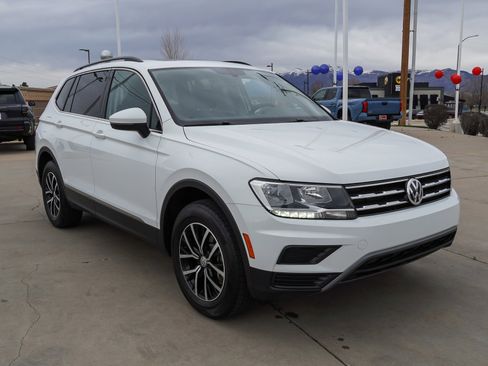 Used 2021 Volkswagen Tiguan SE w/ Panoramic Sunroof Package image 2