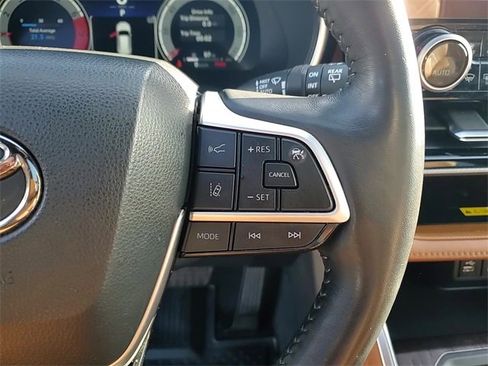 Used 2023 Toyota Highlander Platinum image 11
