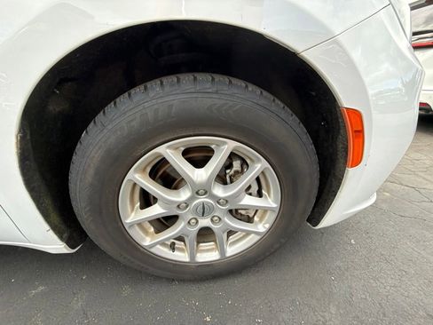 Used 2023 Chrysler Pacifica Touring-L FWD image 17