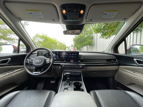 Used 2025 Kia Carnival FWD image 29