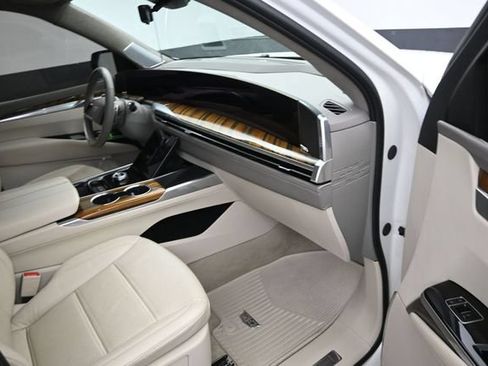 Certified 2025 Cadillac Escalade Premium Luxury Platinum AWD/4WD image 9