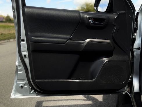 Certified 2023 Toyota Tacoma TRD Off-Road AWD/4WD image 9