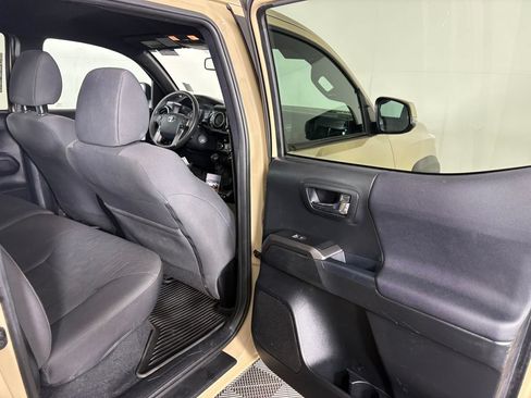Used 2018 Toyota Tacoma TRD Off-Road w/ Technology Package AWD/4WD image 30