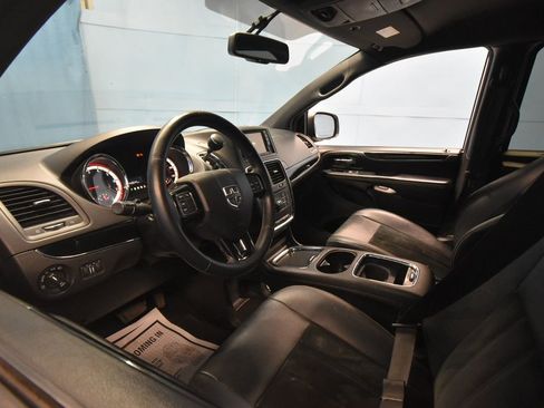 Used 2016 Dodge Grand Caravan SXT FWD image 2