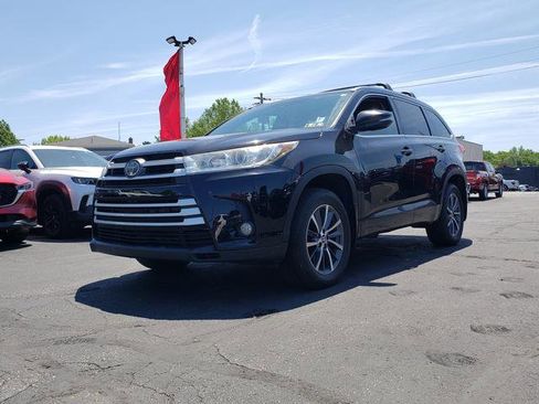 Used 2017 Toyota Highlander XLE AWD/4WD image 3