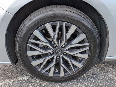 Used 2023 Nissan Altima 2.5 SV FWD image 12