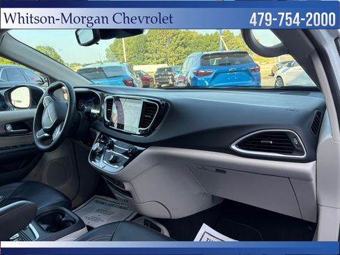 Used 2023 Chrysler Pacifica Touring-L FWD image 11