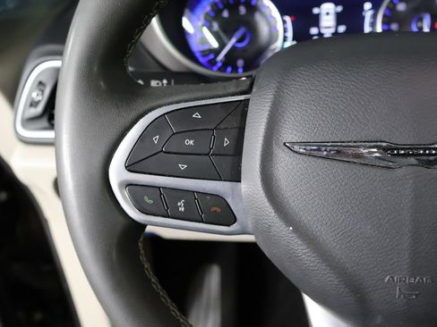 Used 2023 Chrysler Pacifica Touring-L FWD image 41