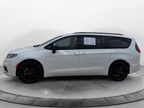 Used 2025 Chrysler Pacifica Limited FWD image 6