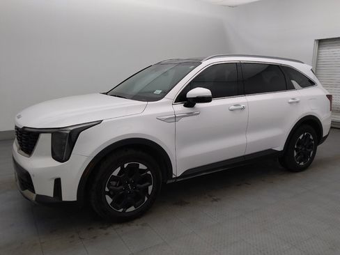 Used 2024 Kia Sorento S w/ Panoramic Sunroof Package FWD image 2