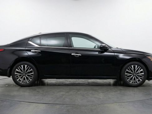 Used 2025 Nissan Altima 2.5 SV FWD image 11