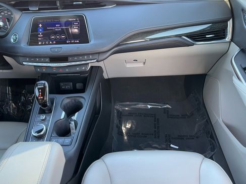 Used 2021 Cadillac XT4 Premium Luxury image 17