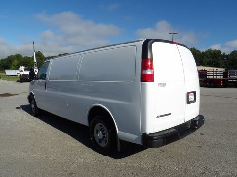Used 2019 Chevrolet Express 3500 Extended w/ Driver Convenience Package RWD image 4
