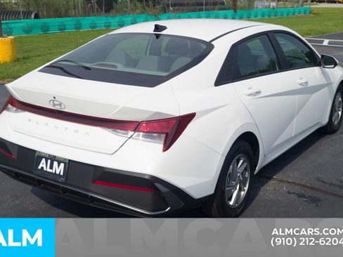 Certified 2026 Hyundai Elantra SE FWD image 5