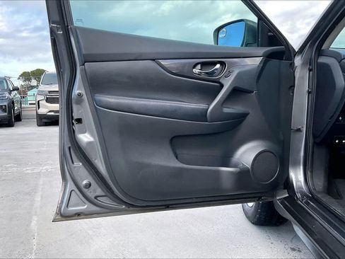 Used 2017 Nissan Rogue SV FWD image 27