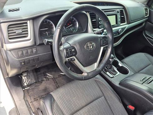 Used 2015 Toyota Highlander Plus FWD image 9