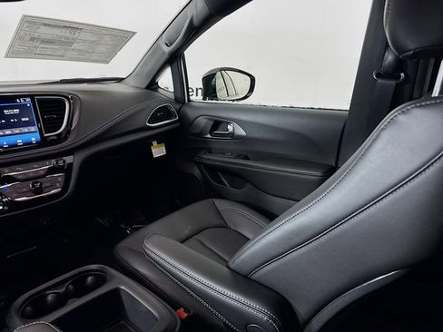 New 2026 Chrysler Pacifica Select image 21