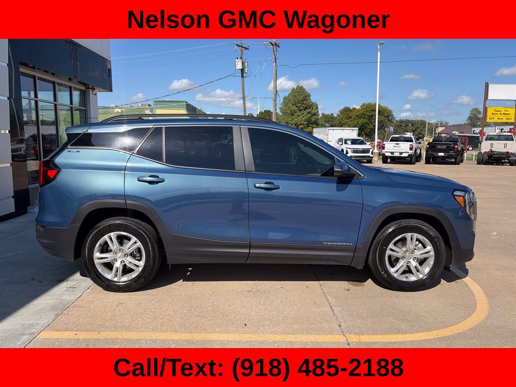 Used 2024 GMC Terrain SLE w/ Driver Convenience Package FWD image 11