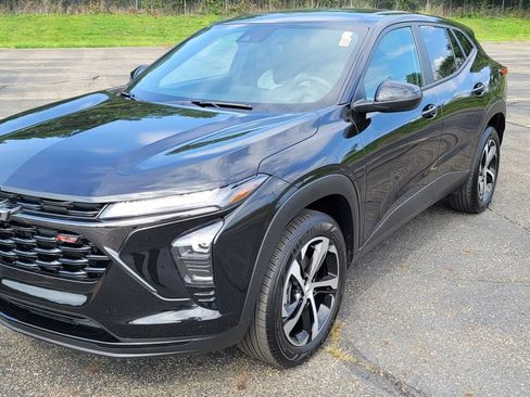 Used 2024 Chevrolet Trax RS FWD image 3