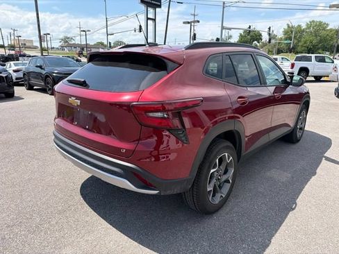 Used 2025 Chevrolet Trax LT FWD image 17
