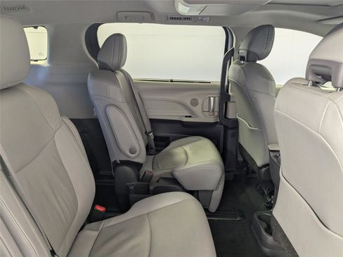Used 2024 Toyota Sienna Limited image 41